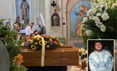 Fiori, lacrime e tanta commozione per l'ultimo saluto a Gabriele Salvadori