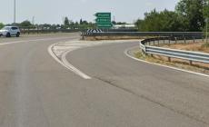 Paura sull'A1, camion esce di strada e si ribalta sulla rampa. Un ferito
