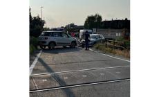 Strada Nuova Naviglio, incidente vicino al passaggio a livello