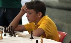 Il 12enne Daniele Toma batte il maestro vicentino che si congratula con lui