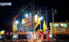Lavori anche di notte per ripristinare la ferrovia in via Toscana - Video