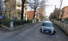 San Leonardo: in due sul monopattino si scontrano con un'auto e finiscono al pronto soccorso