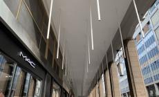 In via Mazzini i lavori di pulizia dei dispositivi luminosi
