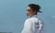 Elodie protagonista del calendario Pirelli 2025