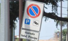 Hotel Principe, cartello stradale «storico» in via Emilia Est: l’albergo è chiuso da tanti anni - Foto