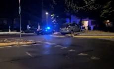 L'auto abbatte un cartello e finisce dentro la rotatoria: il video dell'incidente  