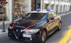 Prendono di mira un invalido, lo distraggono e gli sfilano il telefono cellulare dalle mani. Arrestati due stranieri