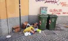 Rifiuti... in ordine sparso all'angolo tra borgo Catena e borgo Fornovo - Le foto