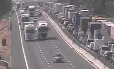 Scoppia un pneumatico e il camion va a fuoco all'altezza di Baganzolino. Momenti di paura  sull'A1: coda di 4 chilometri