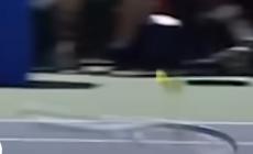 Bublik lancia la racchetta e... il colpo diventa magia - Video