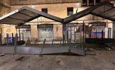 Maltempo, distrutto il dehor della pizzeria  in piazza Garibaldi, parco Ducale e Cittadella riaperti dopo che erano stati chiusi per motivi di sicurezza - Foto