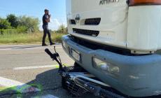 Strada Traversante Pedrignano, bici elettrica travolta da autocarro: ciclista in Rianimazione