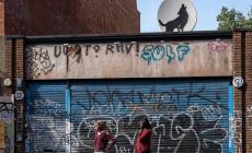Banksy, le nuove opere a Londra rubate o vandalizzate. Sparito anche il lupo sulla parabola