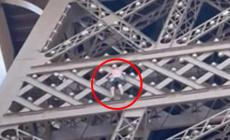 Si arrampica sulla torre Eiffel, zona evacuata - Video