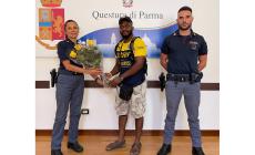 Rose gialle e una lettera di ringraziamento per gli agenti di Polizia: il regalo di un 27enne richiedente asilo a Parma 
