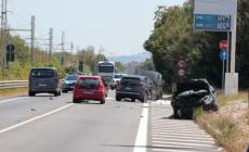 Morti due ciclisti investiti da un'auto guidata da un neopatentato: era una coppia sposata da 8 mesi 