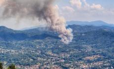 Incendio sulle colline della Versilia: fumo visibile dalle spiagge, non escluso il dolo - Foto Video 