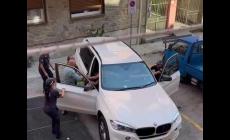 Monterosso, non paga la Ztl e rifiuta l'identificazione della polizia locale: trascinato gi&ugrave; dall'auto, il video &egrave; virale