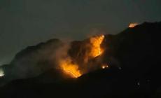 Incendio sulle Alpi Apuane: Canadair in azione, turisti evacuati. Prati e boschi in fiamme anche vicino a Carrara
