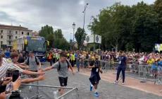 Parma-Fiorentina: i crociati entrano a piedi al Tardini tra due ali di folla - Video 