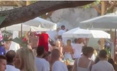 Follie da Saint Tropez, bottiglia da 260mila euro spruzzata addosso agli amici - Video