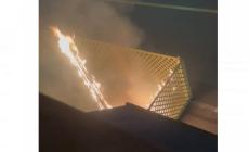 In fiamme tavolini e dehor di una trattoria in via Paganini, vigili del fuoco al lavoro - Video