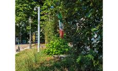 La foto di un lettore al Parco Ducale: "Povera bandiera..." 
