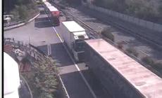Camion perde un carico di detersivi in autostrada: traffico in tilt sull'A10 fra Genova e Savona verso Ventimiglia 