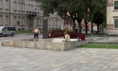 Salso, la fontana di piazza Berzieri utilizzata come pista da skateboard: arriva la polizia locale  - Video