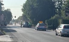 Incidente mortale all'alba a San Prospero: auto sbanda e finisce la corsa contro il semaforo, morto un 22enne - Le foto