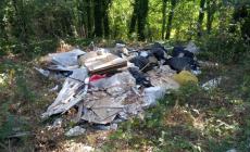Rifiuti abbandonati nella stradina che porta al monumento di Tommy 