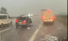 Violenta grandinata nel Bresciano, alcune strade imbiancate - Video 