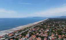 Compra borsa falsa da un abusivo a Forte dei Marmi, turista multata con 600 euro
