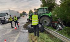 Si scontrano un'auto e un trattore: due feriti in via Langhirano, uno è grave - Foto e video 