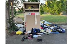 Degrado in via Testi: l'area verde diventa una discarica