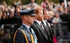 William e Harry al funerale dello zio, ma resta il gelo
