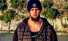 Un giovane rugbista col monopattino insegue due ladri, li blocca e li fa denunciare