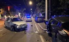 Sbanda, finisce con l'auto contro una macchina parcheggiata facendola schiantare contro un palo della luce: danni  ma tutti illesi - Foto