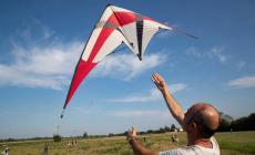 Il fascino del volo, per grandi e piccini - La  festa degli aquiloni a Panocchia: le foto