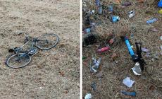 Sfalcio del greto e "spuntano" rifiuti  di ogni genere, anche una bicicletta - Foto