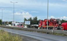 Incidente in viale Europa, un camion dei rifiuti ribaltato. Schianto a Ronco Campo Canneto: due feriti, uno è grave