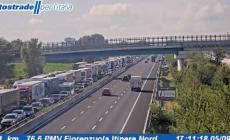 A1, camion si ribalta: 13 chilometri di coda tra Parma e Fiorenzuola 