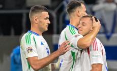 L'Italia batte Israele 2-1: gol di petto di Frattesi, poi Kean. Accorcia Abu Fani al 90' . Gruppo di ultra italiani dà le spalle durante l'inno di Israele
