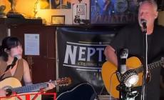 Nel minuscolo pub dove si sta esibendo la figlia, entra a sorpresa David Gilmour e, assieme, suonano Whish you were here" - Video