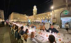Fascino, suggestione e tanto, tanto gusto nel cuore di Parma con la Cena dei Mille (guarda chi c'era: le foto) - Tutti a tavola, l'inizio con il "Va, pensiero" (Video) - Il lungo serpentone bianco apparecchiato tra la piazza e via Repubblica (le foto)