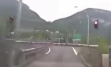 Il video dell'auto che sfonda la sbarra al casello di Trento Centro dell'Autobrennero