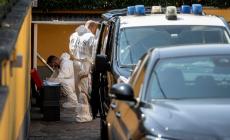 Neonati morti, dopo tre ore finito il sopralluogo dei Ris "nell'aiuola vicino al muro della casa"
