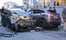Auto investe 7 persone, morte due ragazze a Lido di Camaiore. Il sindaco: "Viaggiava a folle velocità"