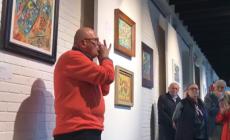 William Tedeschi inaugura la sua mostra suonando l'armonica - Video