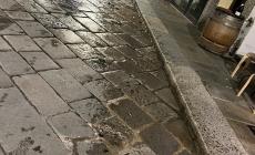 Notte movimentata in via Farini: palazzo ed enoteca allagati, i clienti spalano, acqua in strada, arrivano i vigili del fuoco. E lo spurgatore